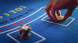 Tampilan permainan live casino dengan dealer profesional